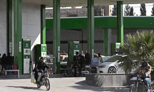 "السورية للبترول" تتراجع عن "دولرة" بيع المشتقات النفطية