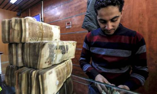 تراجع طفيف لليرة خلال تعاملات الثلاثاء